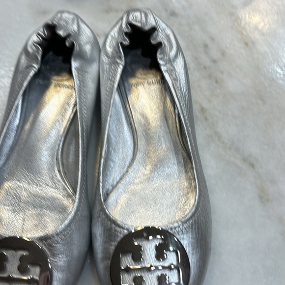 Tory Burch Ballerina shoe in silver with silver T - Picture 2 of 6